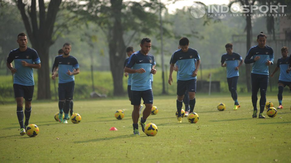 Timnas senior pada saat latihan di lapangan Sekolah Pelita Harapan, Karawaci, Tangerang. Copyright: © Ratno Prasetyo/ INDOSPORT